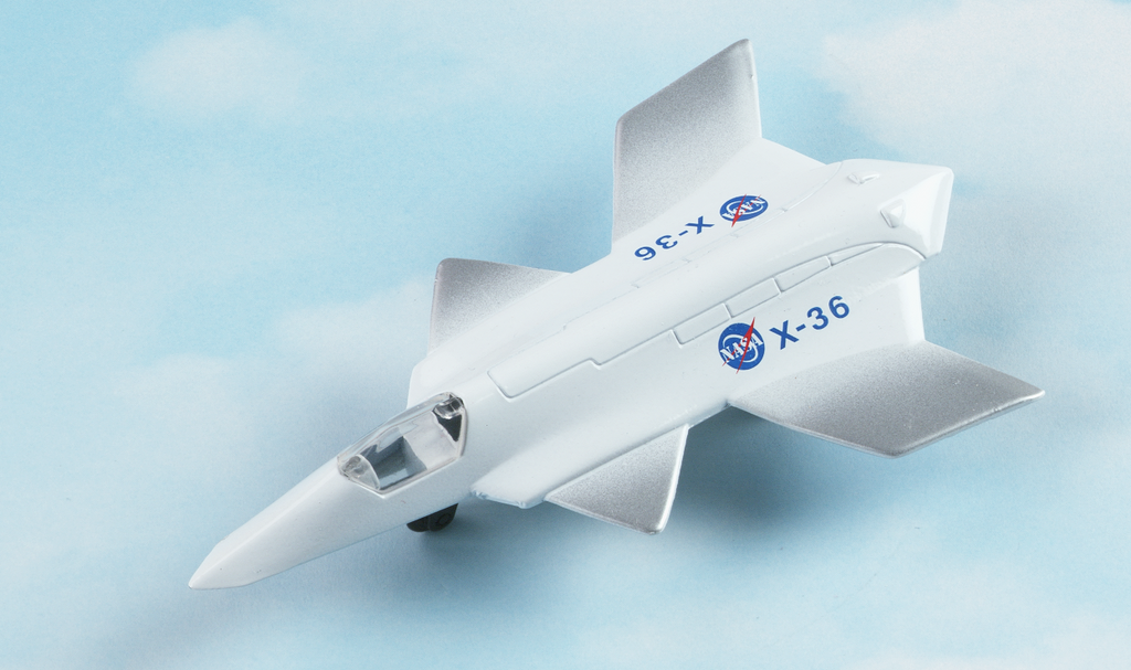 X-36 Hot Wings plane and connectible runway. – Just Think Toys