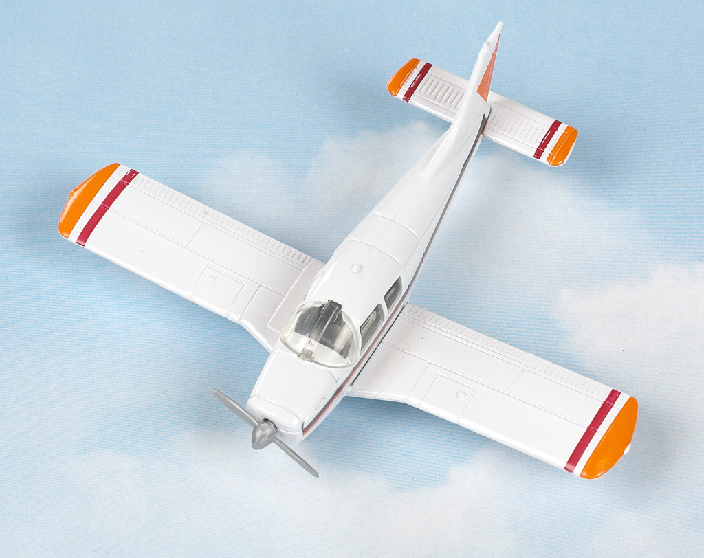 Piper Cherokee Hot Wings plane and connectible runway. Just