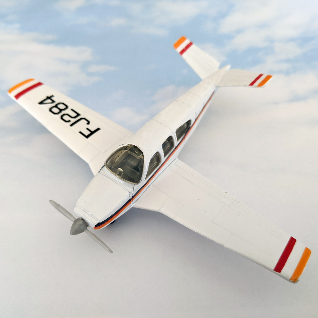 Beechcraft Bonanza Hot Wings plane with connectible runway – Just